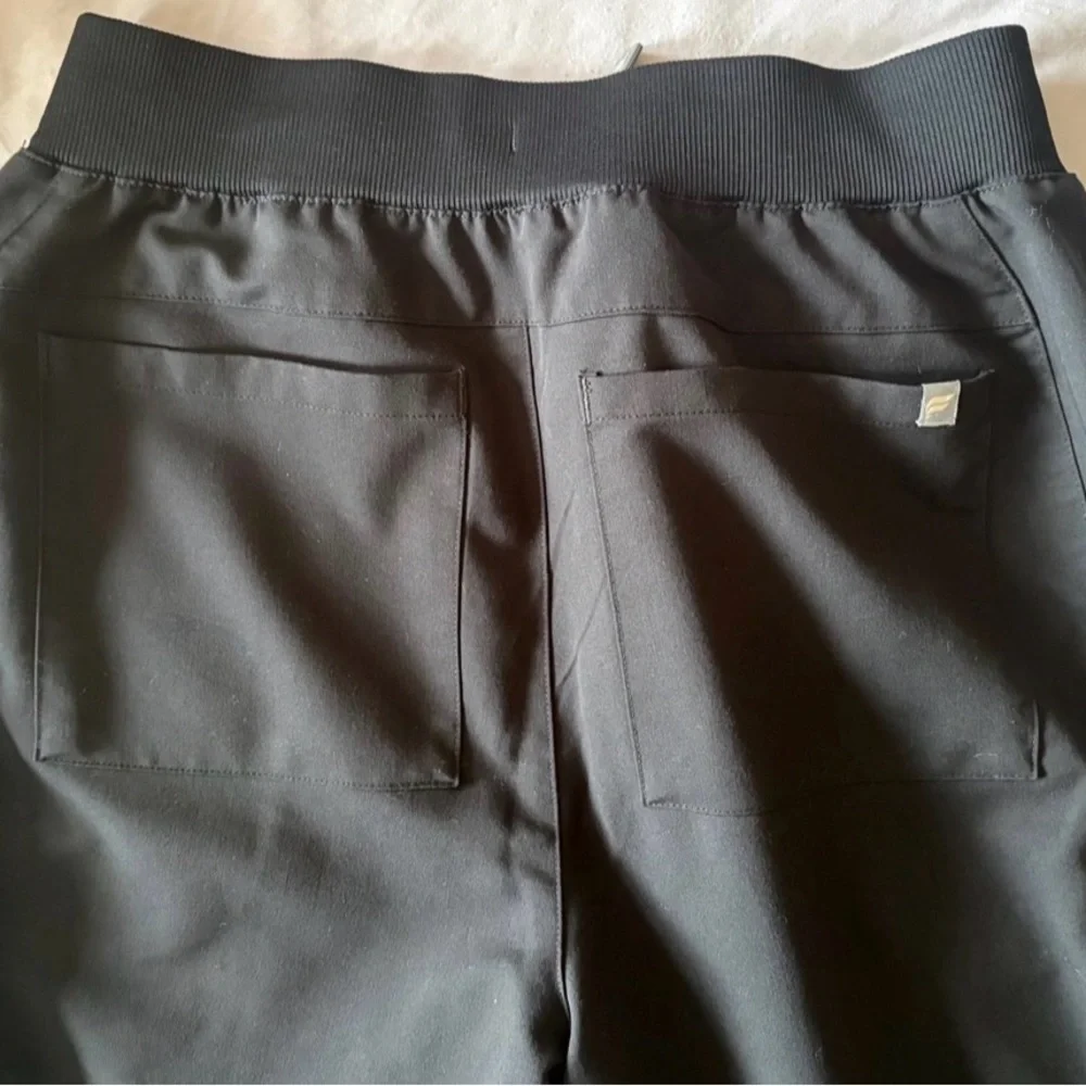 Fabletics Scrub Set - Picture 4 of 6
